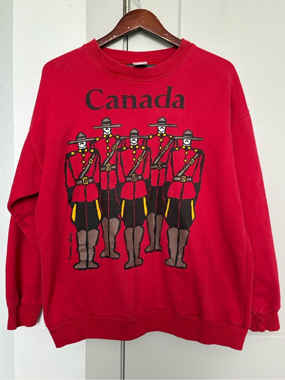VTG MARC TETRO CANADA ROYAL CANADIAN MOUNTED POLICE RED GRAPHIC SWEATSHIRT S/M